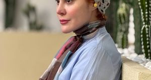 «آرام جعفری» با لباس مدرسه و در دوران کودکی؛ دهه ۶۰