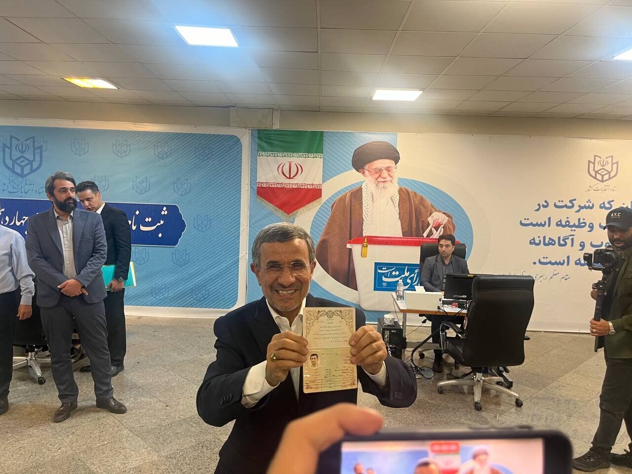 ویدئو / هیچکس به این جوک شوهر عمه ای احمدی نژاد لبخند هم نزد!
