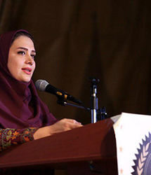 سارا روستاپور، مجری تلویزیون در کنار برج ایفل
