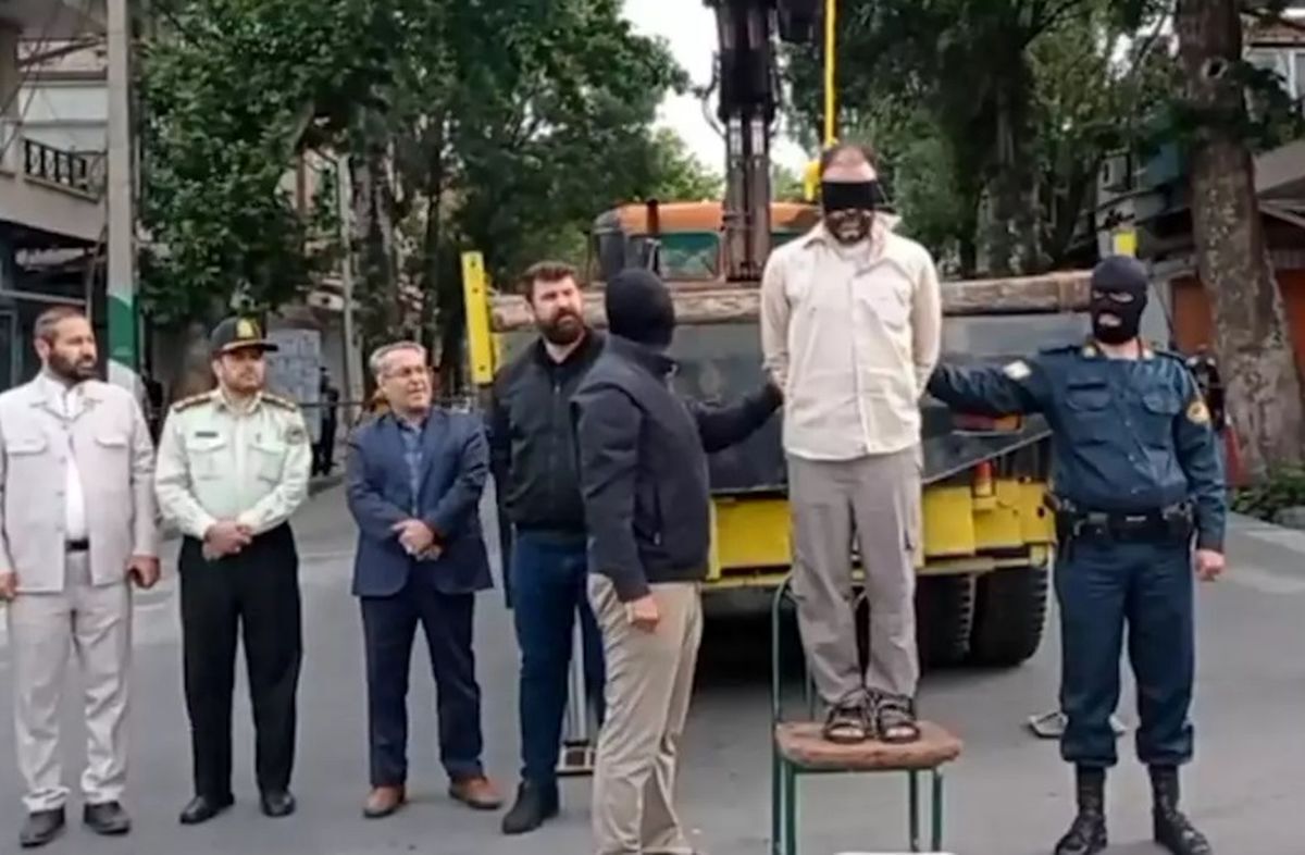 شیطان مراغه در ملاعام اعدام شد + عکس متهم با طناب دار