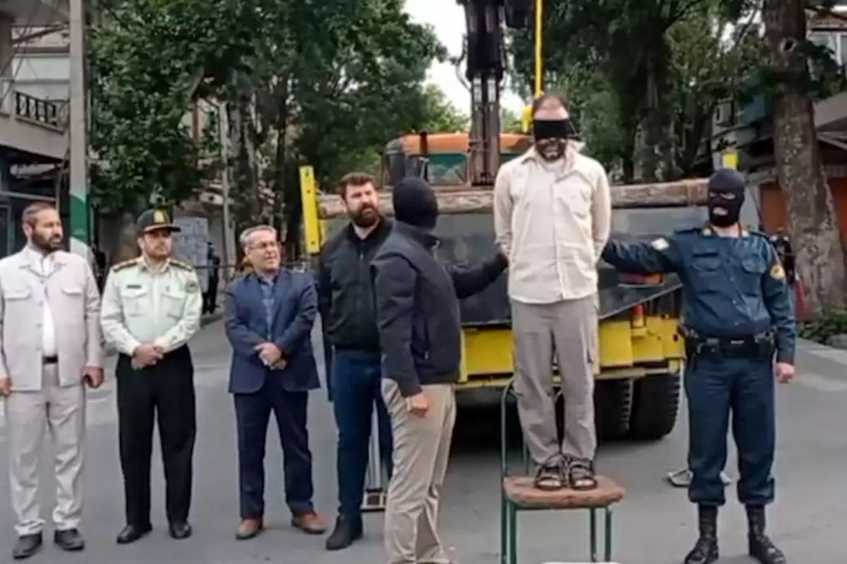 شیطان مراغه در ملاعام اعدام شد + عکس متهم با طناب دار