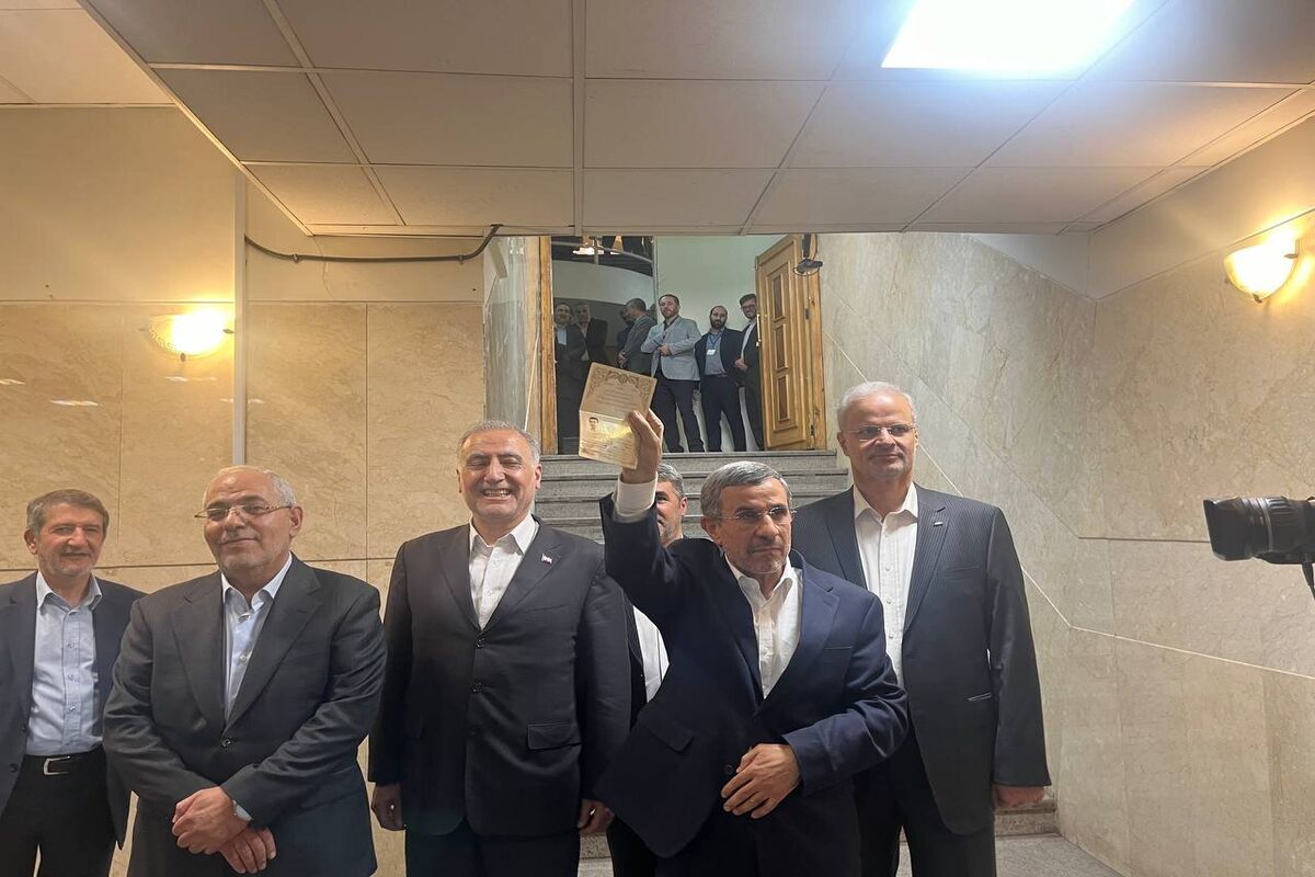 تصاویری جالب از ژست های احمدی نژاد در زمان نشان دادن شناسنامه/ تصاویر

