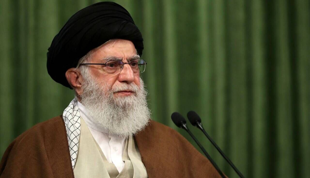 تصویری از رهبر انقلاب در کنار مزار آیت الله هاشمی رفسنجانی