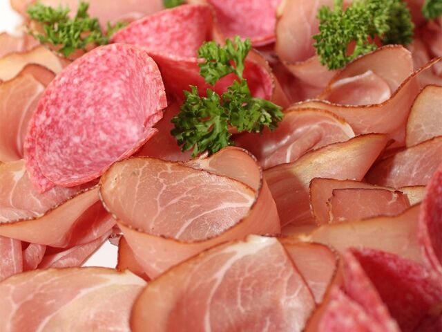 سوسیس و کالباس از گوشت قرمز گرانتر شد + قیمت جدید