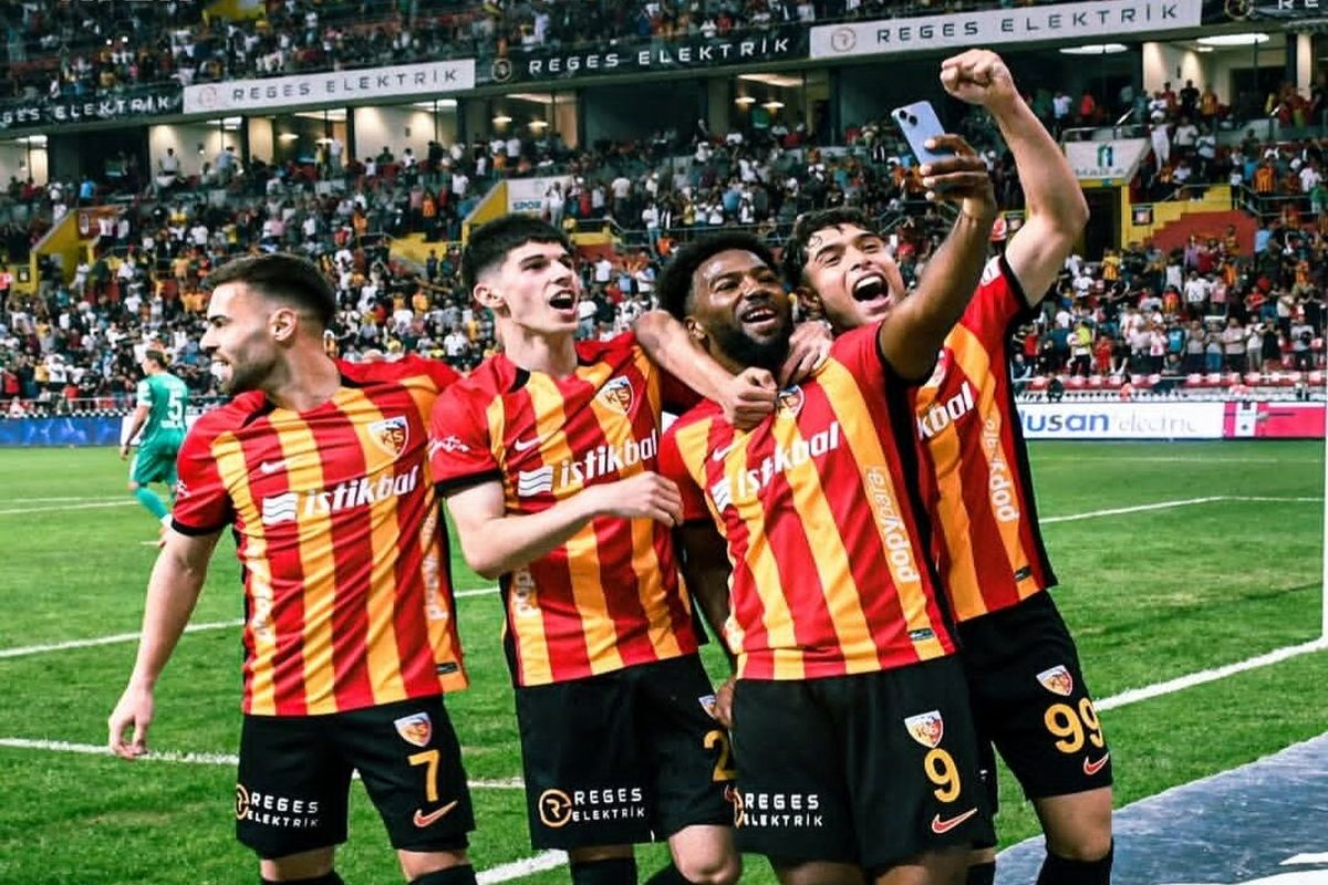 ستاره استقلالی و تیمش حکم سقوط مورایس را امضا کردند!