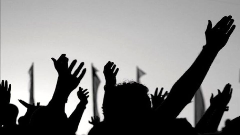 جمع اعتراضی کارگران شرکت اینترنتی مطرح به ویلای صاحب شرکت هم رسید