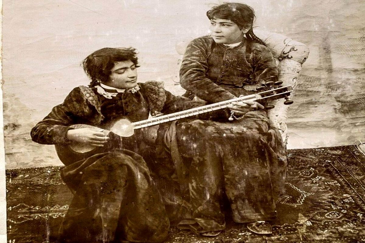 تصاویری نایاب از گروه‌ های زنانۀ رقص و آواز در دوره قاجار + عکس