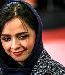 ترانه علیدوستی در کنار پارسا پیروزفر در پشت‌صحنه اولین فیلمش