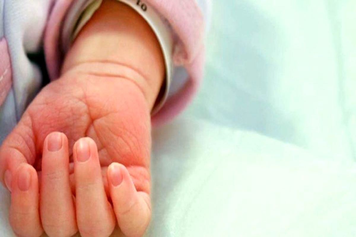 این مادر سنگدل درحال خفه کردن نوزادش دستگیر شد+عکس