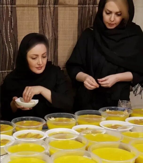 تصاویر جالبی از  بازیگران و هنرمندان در حال نذری دادن + ببینید 