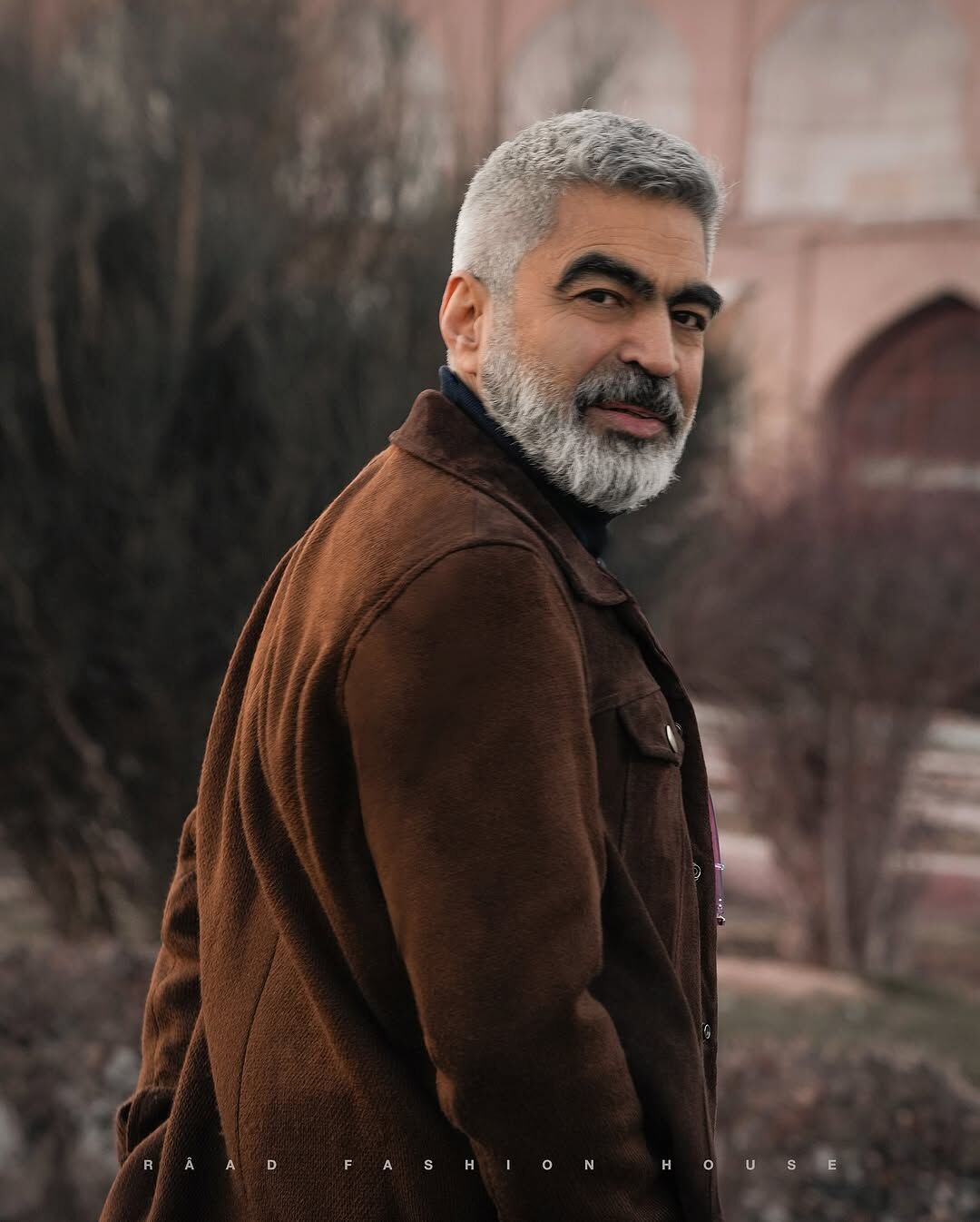 سروش صحت با یک تیپ شیک در زادگاهش دیده شد