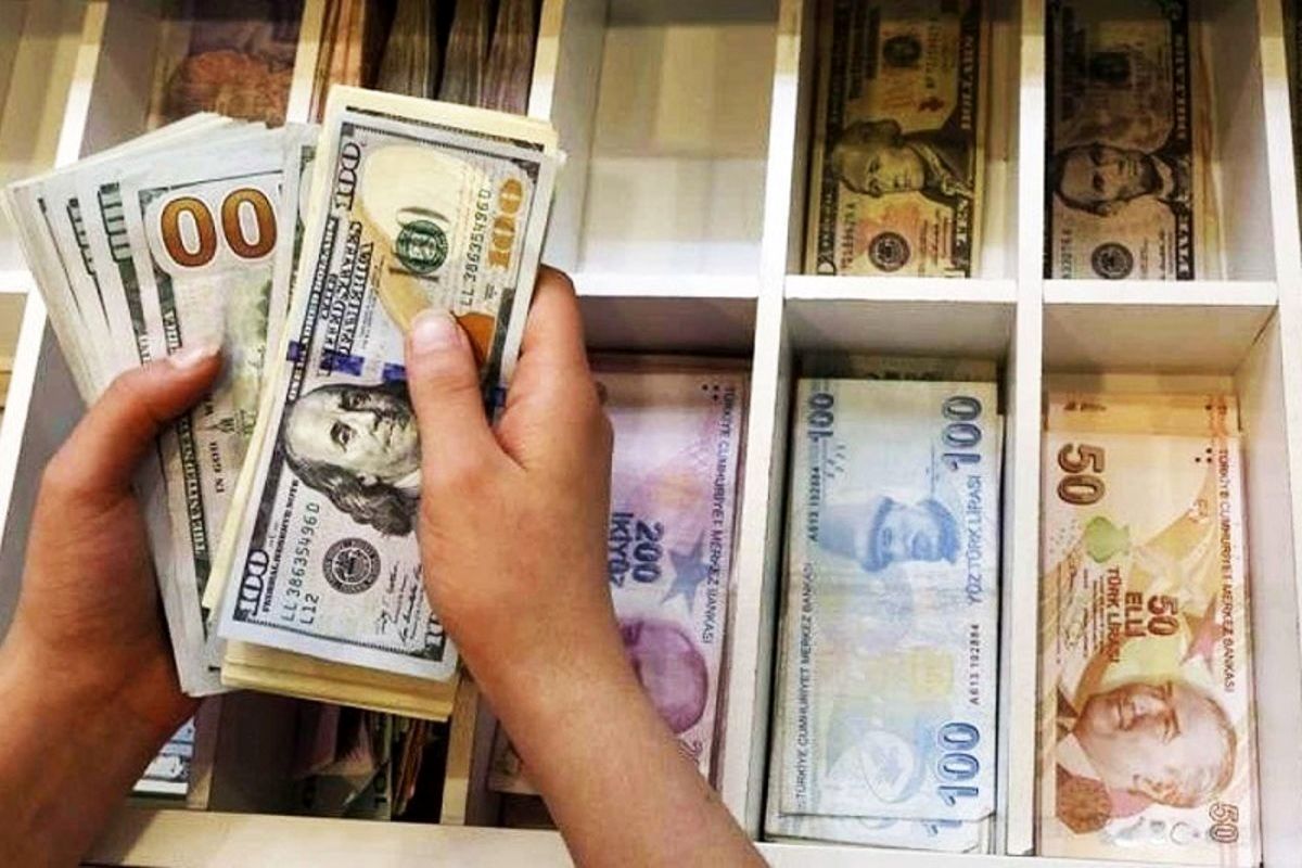 خرید دلار یارانه را قطع می‌کند؟ | نیروی انتظامی به بازار ارز وارد شد