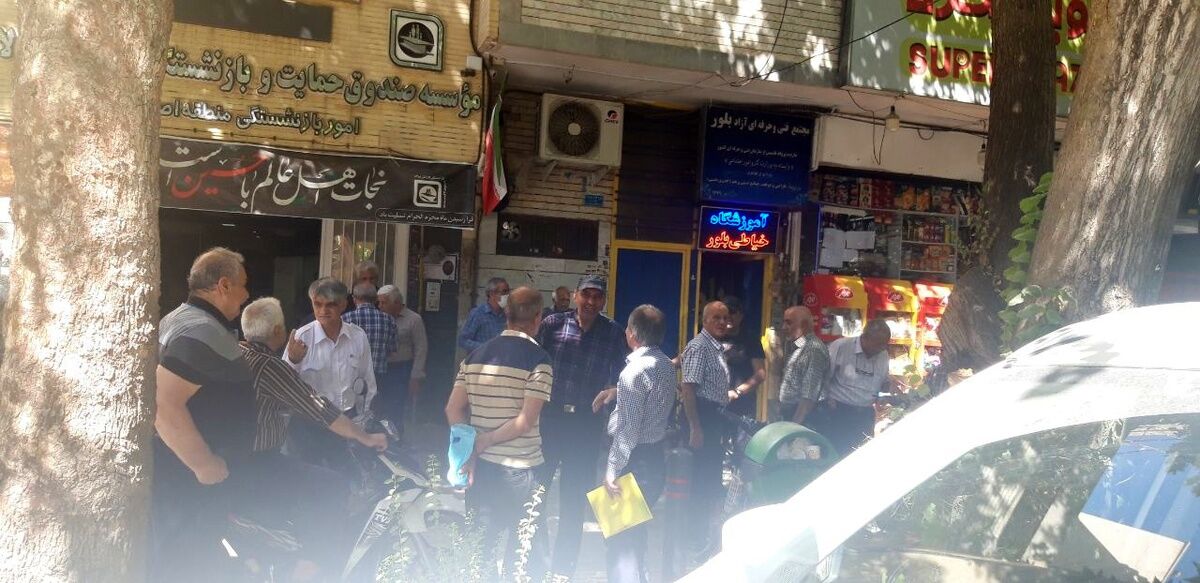 تجمع اعتراضی سراسری بازنشستگان مقابل ادارت تامین اجتماعی در اعتراض به مبلغ مستمری ها