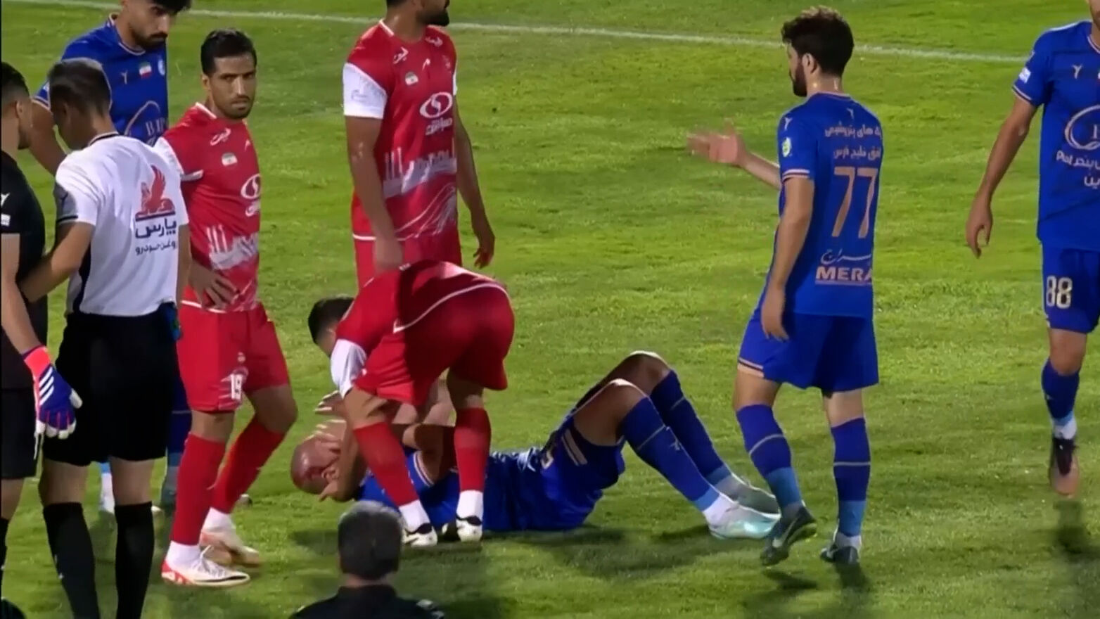 بازی ناجوانمردانه استقلال در دربی تهران؛ صحنه جنجالی ختم به خیر شد