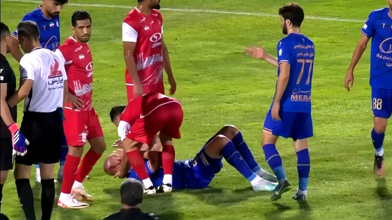 بازی ناجوانمردانه استقلال در دربی تهران؛ صحنه جنجالی ختم به خیر شد