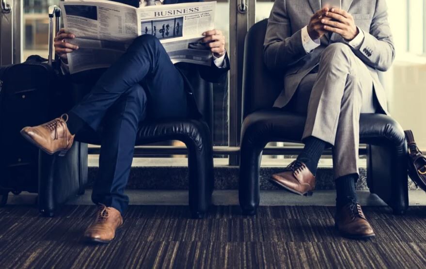 انداختن پاها روی هم هنگام نشستن چه مشکلاتی برای بدن به وجود می‌آورد؟