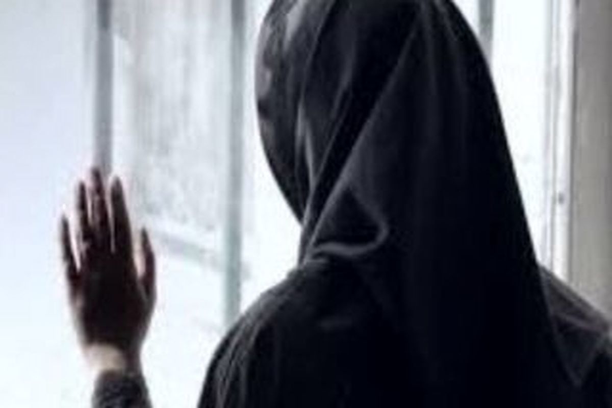 دوست پسرم مرا به خانه ای برد و بی عفتم کرد/به هرزگی افتادم چون از من فیلم گرفته بود...