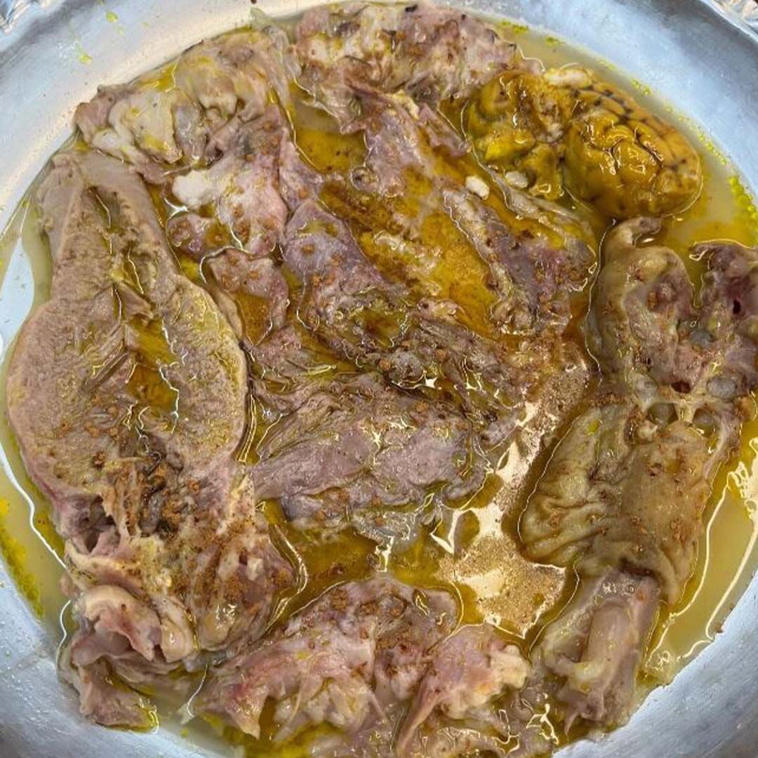 تصویری پربازتاب و جالب از کله‌پاچه‌خوری سفیر نروژ در تهران

