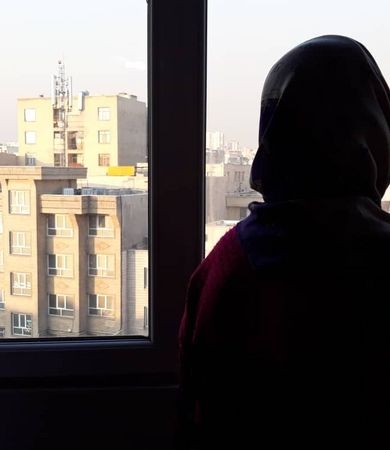 ماجرای دردناک آوارگی دختر معصوم 14 ساله با یک کیف پر از عکس‌های مادرش