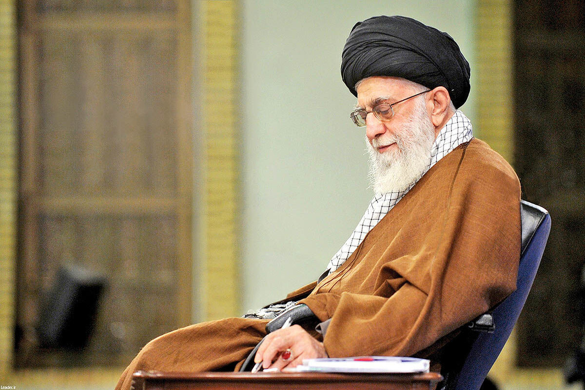 دستخط محرمانه رهبری به رئیس جمهور درباره بنزین