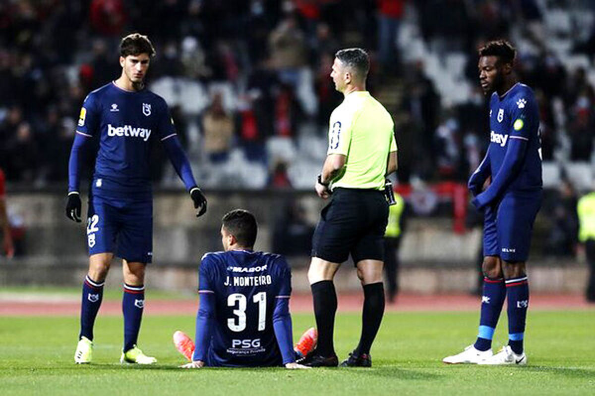 شگفتی در فوتبال / شروع بازی فقط با ۹ نفر!