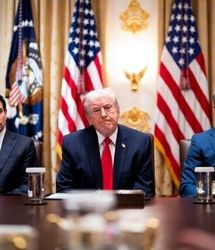 مغز متفکر پشت ترامپ کیست؟ + عکس