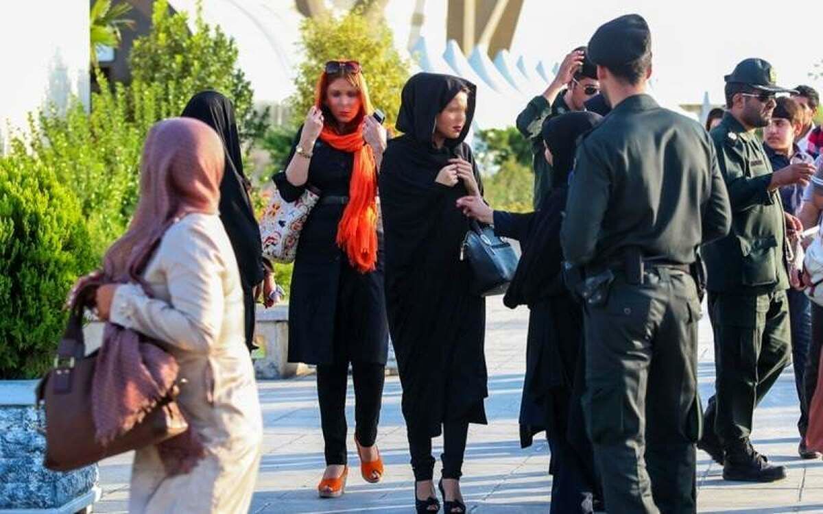 ادعای «تسنیم»: بدون حجاب راه می‌روند، «ساعتی ۵ دلار» می‌گیرند! 