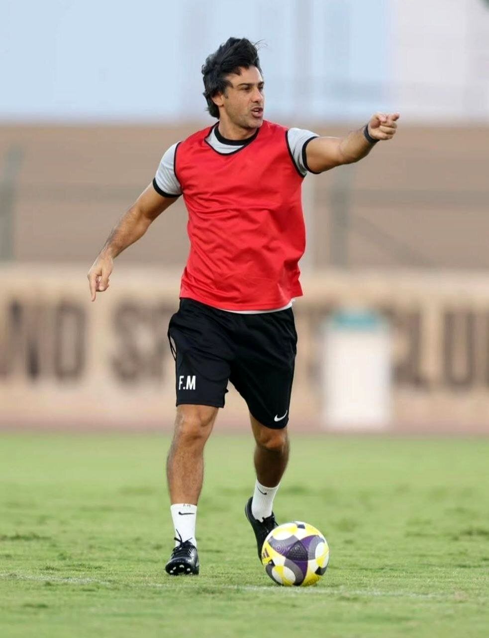 فرهاد مجیدی قرمزپوش شد!