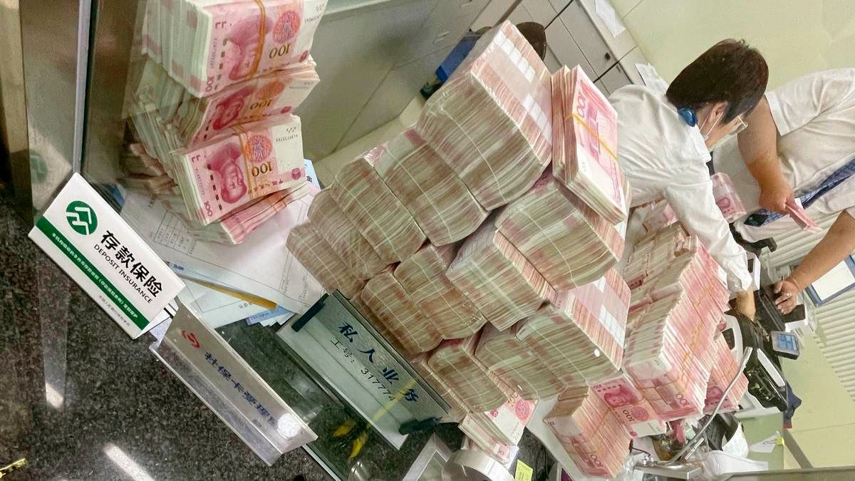درخواست عجیب میلیونر پس از جر و بحث با کارمندان بانک+ عکس