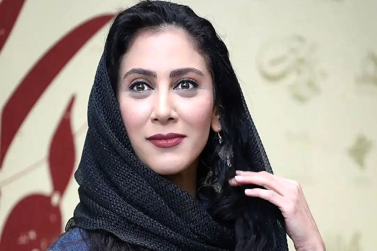 مونا فرجاد با لباس ساده در خارج/عکس