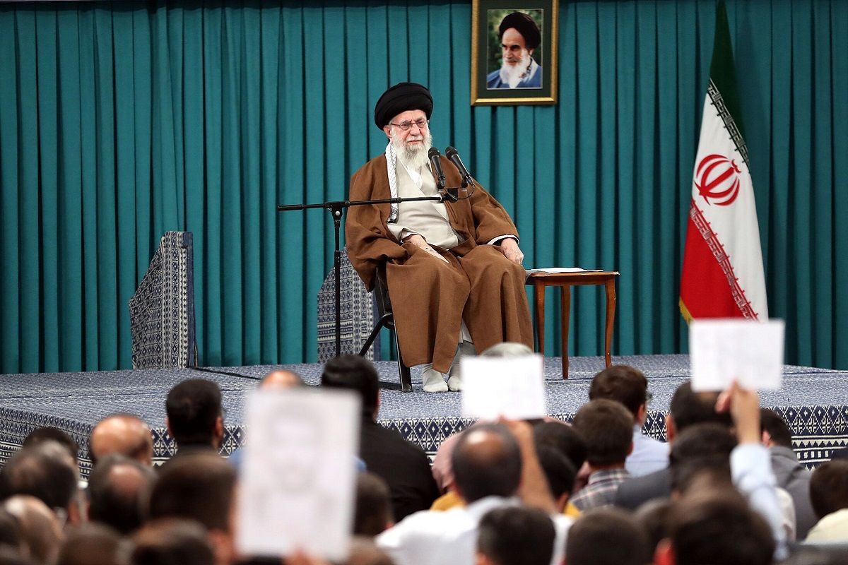  فیلمی پربازدید از شوخی رهبر انقلاب با نوه شهید همدانی