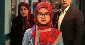 استایل پاییزی «مومو» سریال بچه مهندس با دسته‌ای از گل‌های نرگس