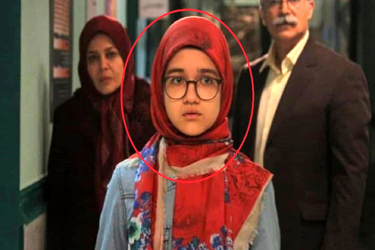 استایل پاییزی «مومو» سریال بچه مهندس با دستهای از گلهای نرگس