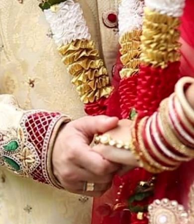 دعوای جانانه عروس و داماد وسط خیابان +فیلم