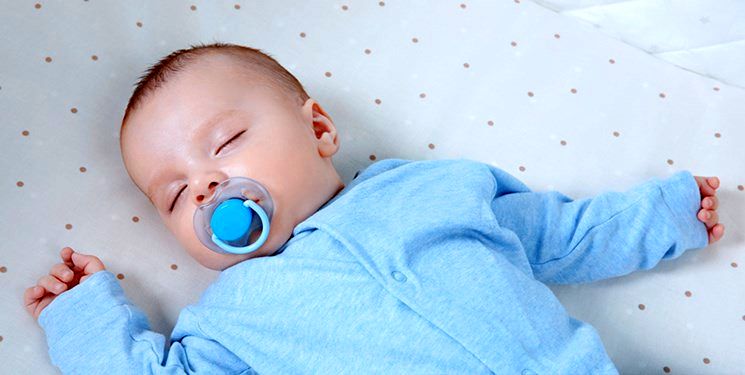 فواید و عوارض استفاده از پستانک در نوزادان