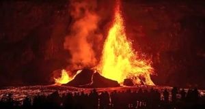 فوران فواره‌های گدازه درون آتشفشان کیلاویا در هاوایی/ ببینید