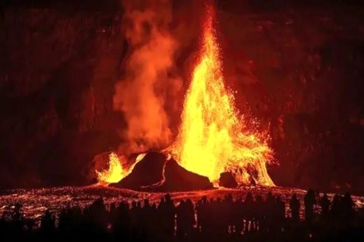 فوران فواره‌های گدازه درون آتشفشان کیلاویا در هاوایی/ ببینید