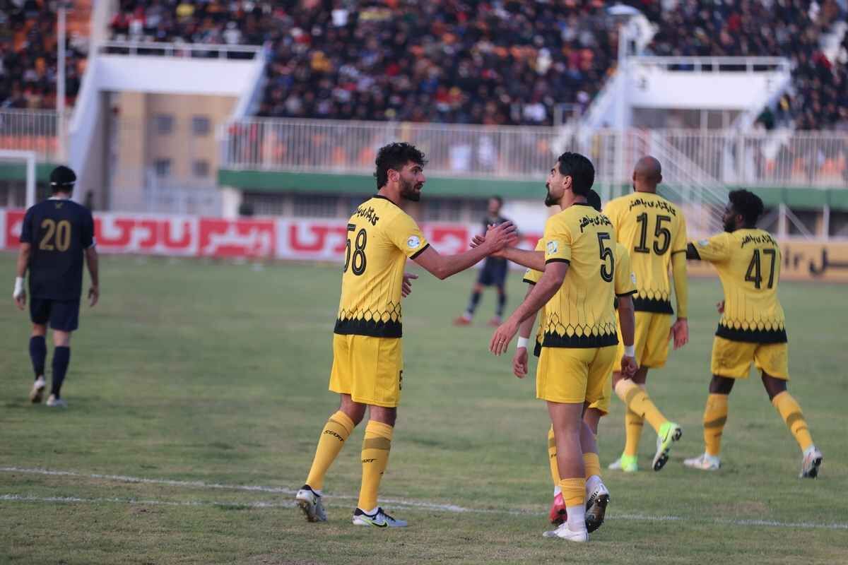 تجمع هواداران سپاهان مقابل استانداری اصفهان

