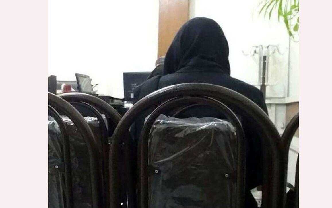 شوهرم با پوشش زننده ای در کنار زنی مشغول قلیان کشیدن بود...
