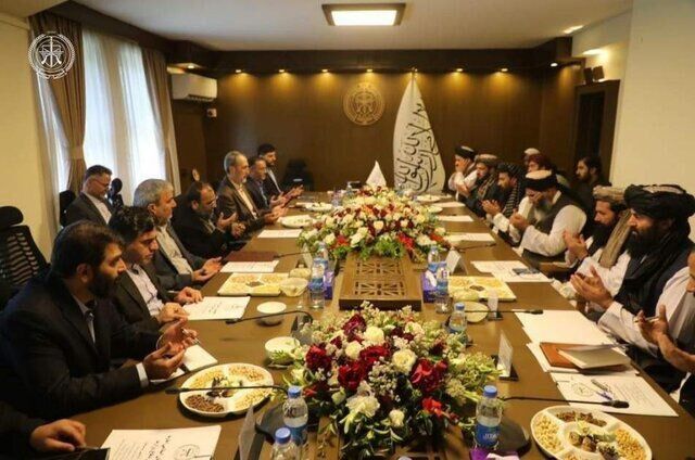 احضار کاردار سفارت عربستان بدلیل حضور یک زن در جلسه!+عکس