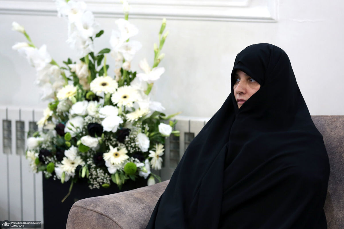 تصاویر جدید و غم انگیز از جمیله علم الهدی و دخترانِ عزادارش در حضور عروس امام

