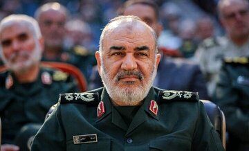 تصاویری ویژه از سردارحسین سلامی در کنار کودکان