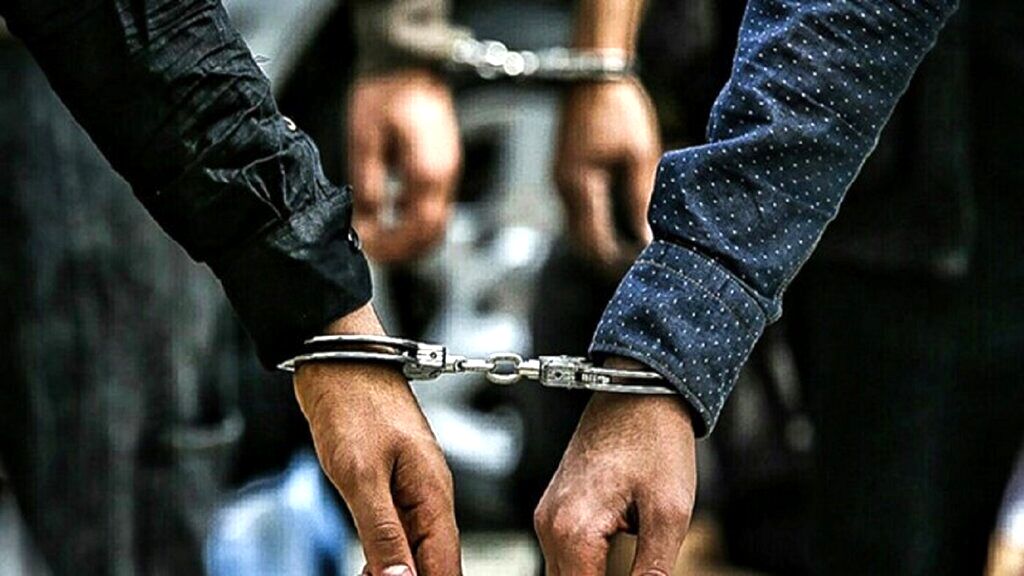 به دام افتادن مردی که با لباس زنانه زورگیری می‌کرد