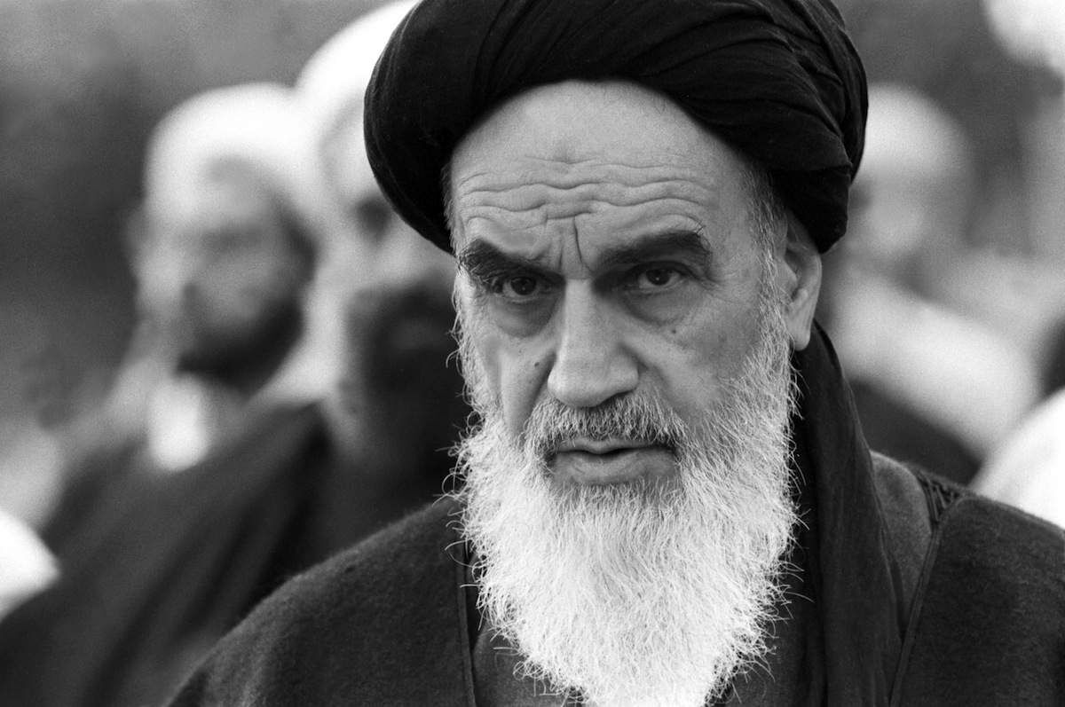 امام خمینی در کنار عروس اش فاطمه طباطبایی ۴۵ سال پیش
