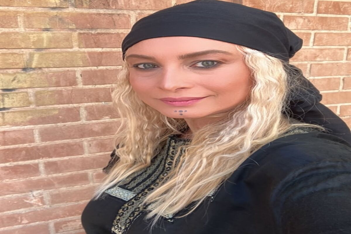 استایل مجلسی عمه خانم سریال فاصله‌ها در دبی