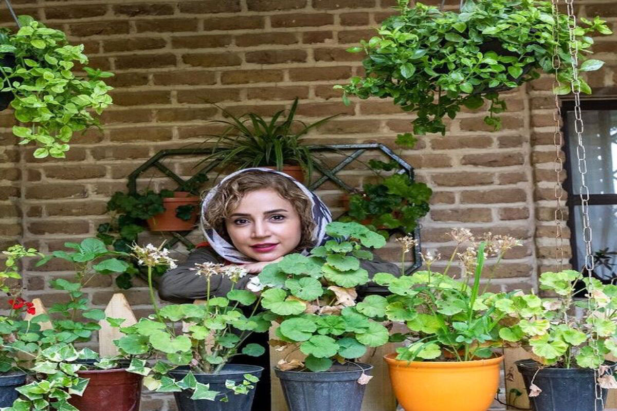 شبنم قلی‌خانی با کت و شلوار مد روز در دبی