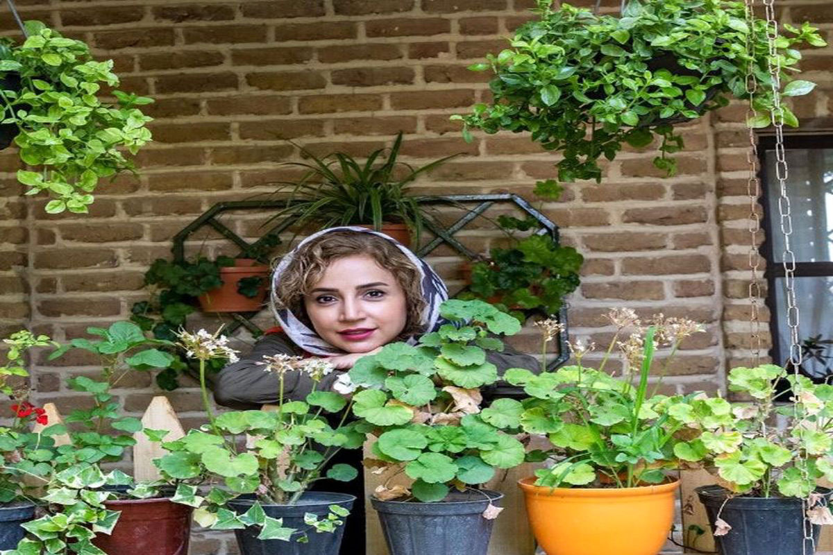 شبنم قلی‌خانی با کت و شلوار مد روز در دبی