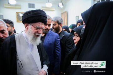 تصویری غم بار از گفتگوی رهبر معظم انقلاب اسلامی با همسر امیرعبداللهیان

