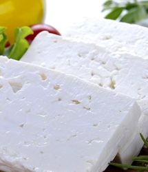 پنیر را چه کسانی استفاده نکنند و چه فوایدی دارد؟