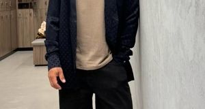 محمدرضا گلزار با شلوارک و عینک جدید!/ عکس